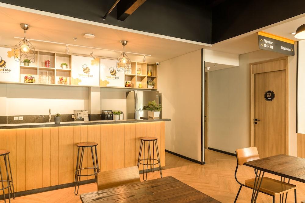 Yellow Bee Tanah Abang Jakarta Exterior photo