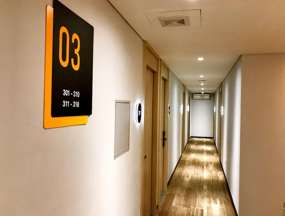 Yellow Bee Tanah Abang Jakarta Exterior photo